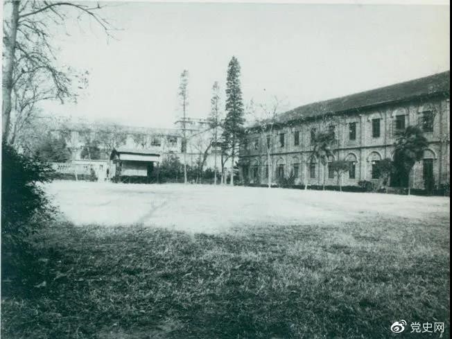 　　1927年3月18日，毛澤東出席在武昌舉行的河南武裝農(nóng)民代表大會，并作湖南農(nóng)運(yùn)狀況報(bào)告。圖為大會會場——武昌農(nóng)講所大操場。