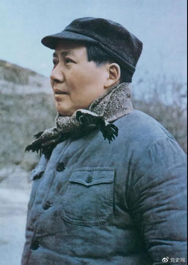 　　1947年3月18日，中共中央機(jī)關(guān)主動撤離延安。毛澤東和周恩來、任弼時等繼續(xù)留在陜北，指揮全國人民解放戰(zhàn)爭。這是轉(zhuǎn)戰(zhàn)陜北前夕的毛澤東。